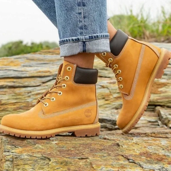 Women’s Timberland boots.   Like new - Picture 2 of 7